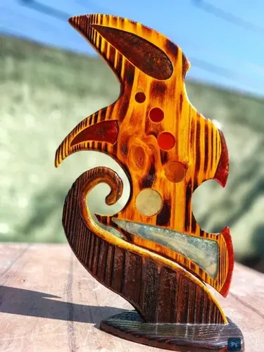 Escultura em madeira e resina.