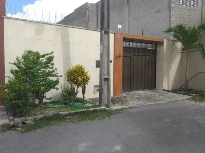 Casa Plana Solta com 3 suites - Serrinha, Fortaleza