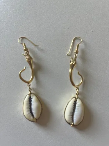 Brincos  de búzios com cobra (foleados a ouro).