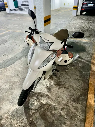 Honda Biz 125 Flex 2024 | Só 1.000 km | Moto nova + 2 capacetes | Econômica e completa