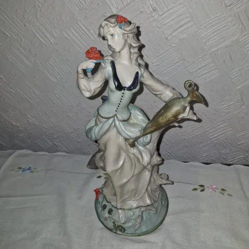 Dama com vaso em resina 32 cm, perfeita..