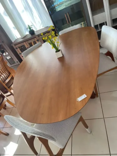 Mesa de jantar organica com 6 cadeiras estofadas 