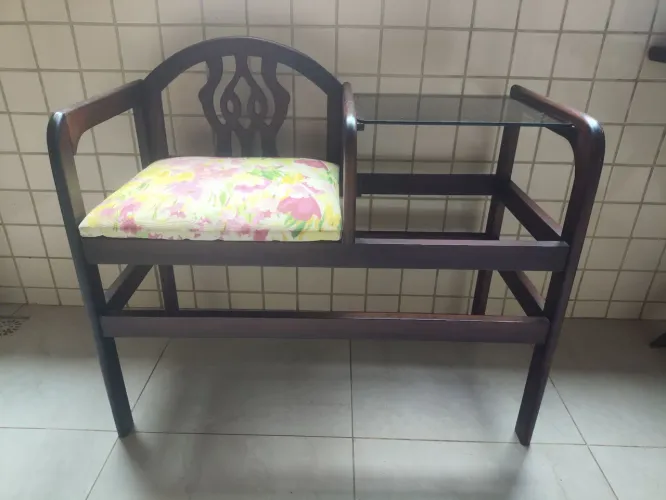 Mesa de telefone antiga em madeira