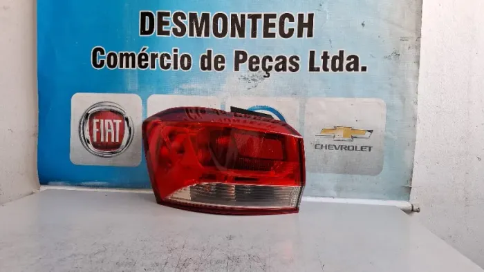 Lanterna spin 2019-2022 lado esquerdo  com detalhe na lente