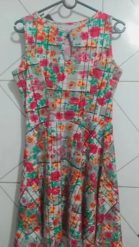 Vestido Floral com Detalhes em Xadrez