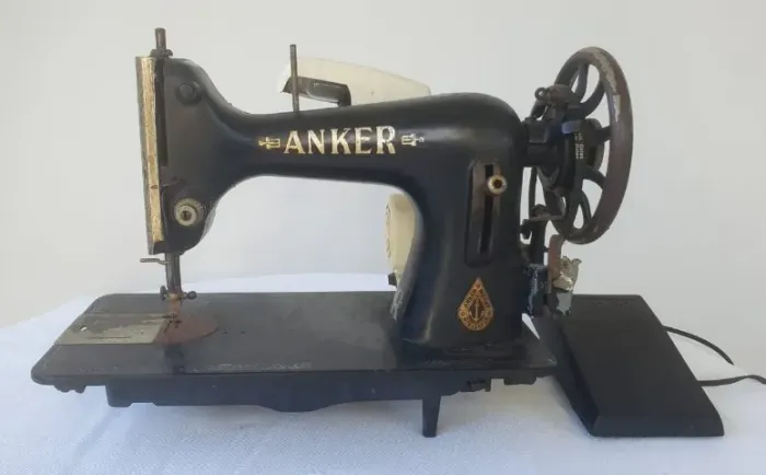 Máquina de Costura alemã, antiga, marca Anker Werke, sem mesa.