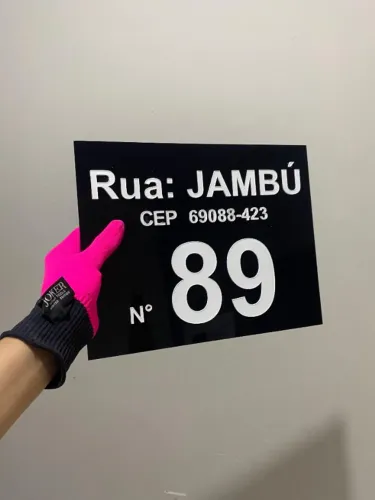 Placa residencial em acrílico