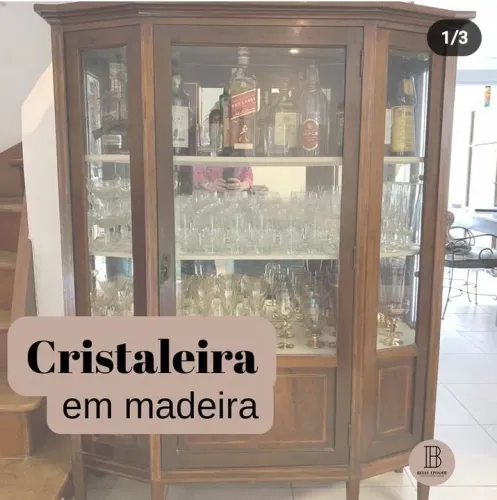 Cristaleira em madeira - impecável!