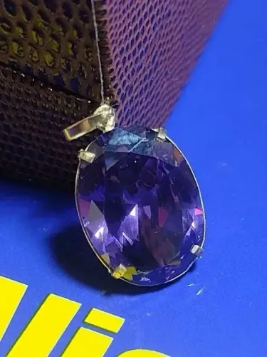 Pingente Ouro 18 Kilates 4.70 Gramas Pedra Lilas Zircônia 18 mm x 13 mm