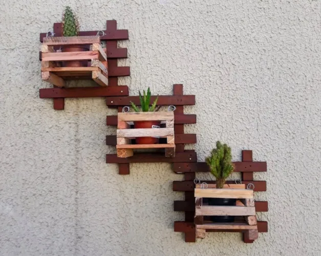 Jardim Vertical Artesanal com Vasos de Madeira