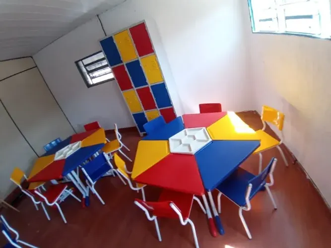 Armários Escolares e Conjunto de Mesas e Cadeiras