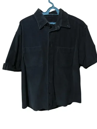 Camisa manga curta flanelada social com botões e bolsos azul escura