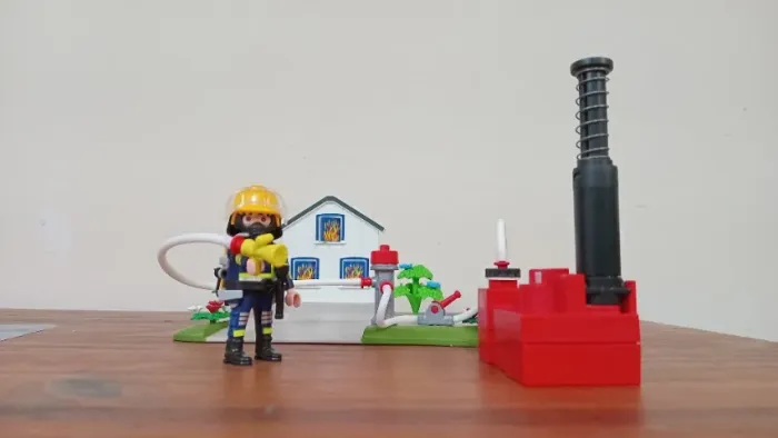 PLAYMOBIL BOMBEIRO CASA PEGANDO FOGO E MANGUEIRA COM BOMBA QUE LANÇA ÁGUA DE VERDADE..