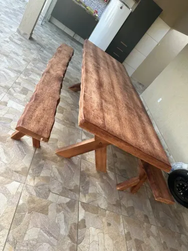 Mesa de madeira rústica com bancos