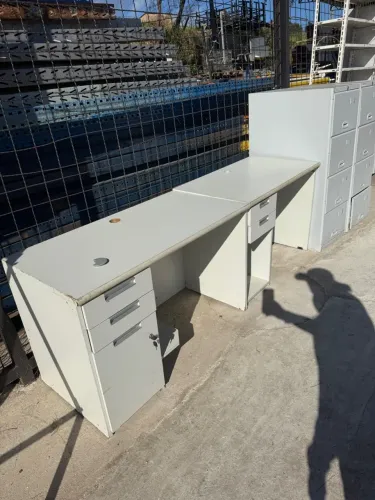 Mesa de escritório com gavetas