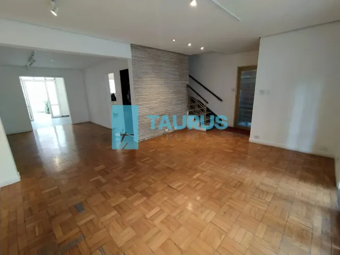 Casa para venda e alugar na Vila Olímpia. 4 quartos, 1 suíte, 2 vagas, 225m².