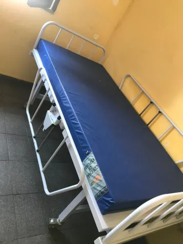 Cama hospitalar+colchão de espuma D26