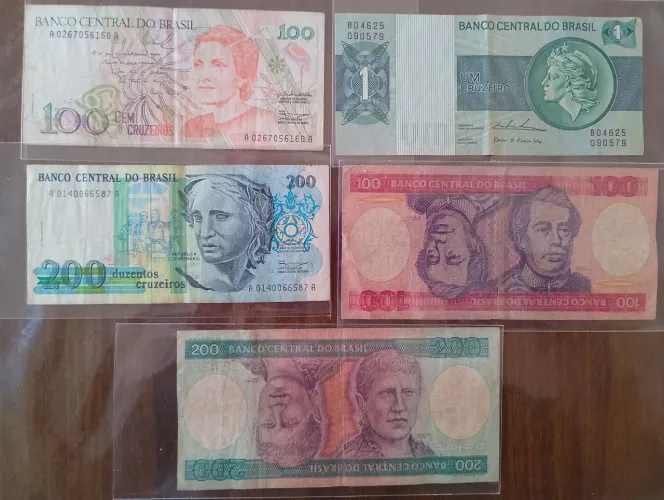Cinco cédulas antigas diferentes