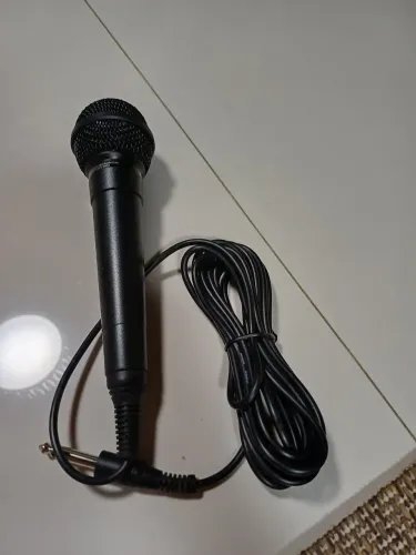 Microfone Dinâmico com Fio  LG. Ótimo para Karaokê!