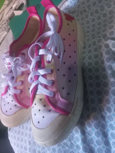 Tênis Feminino Rosa com Detalhes em Preto