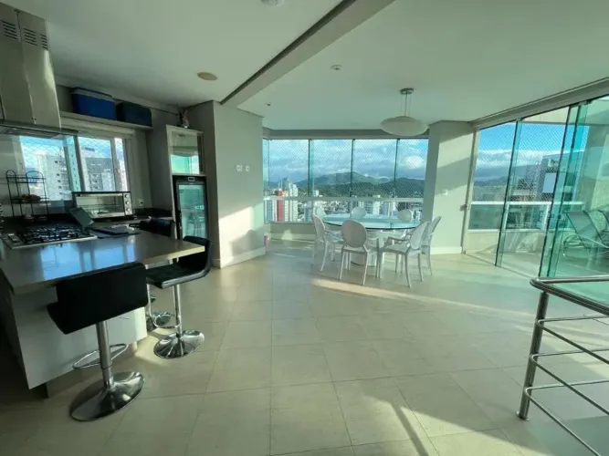 Luxuosa Cobertura Duplex de 3 suítes para alugar no Centro de Balneário Camboriú