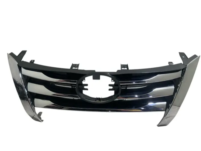 Grade superior Hilux sw4 2016/2020 detalhe no friso 