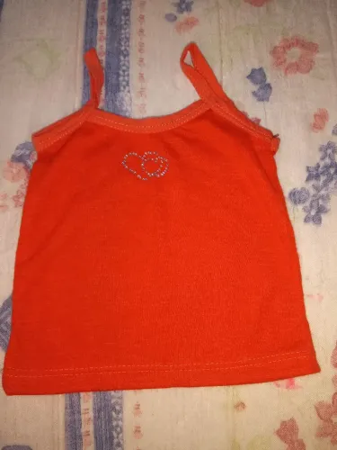 Regata infantil laranja com detalhe de coração
