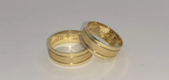 Aliança de ouro 18k com diamantado.