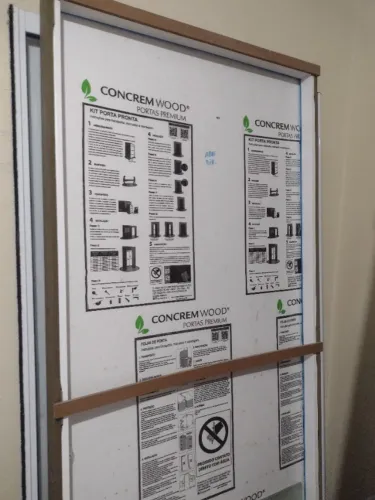 Porta de Madeira Lisa 80cm com batente