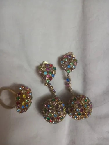Conjunto de brincos e anel antigos