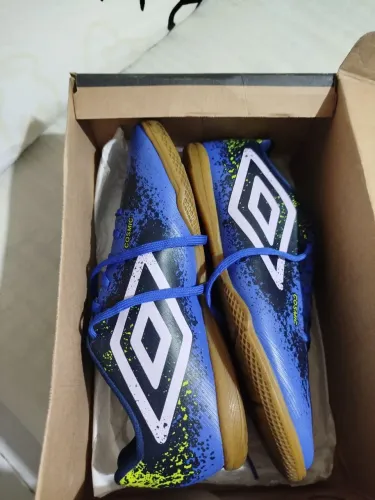 Chuteira Futsal Umbro Cosmic Azul e Amarela