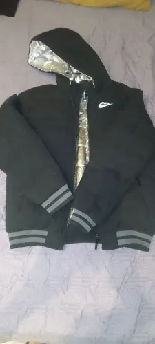 Jaqueta Nike com capuz e forro interno