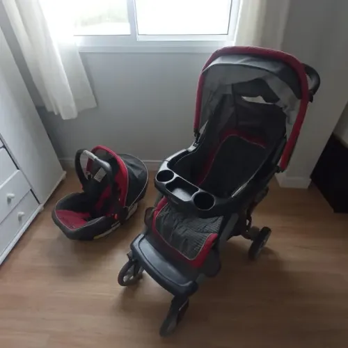 Carrinho com Baby Conforto Graco encaixa no carro
