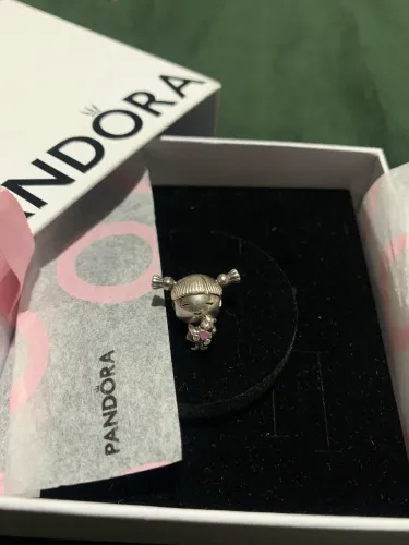 Charme pandora menina carinhosa