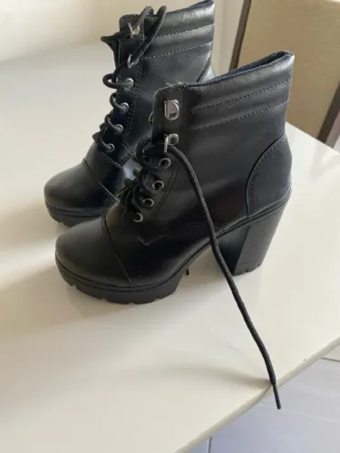 Bota feminina preta salto alto