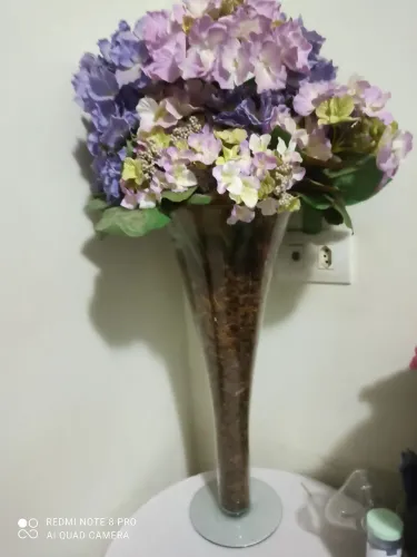 Vaso decorativo em vidro com flores artificiais