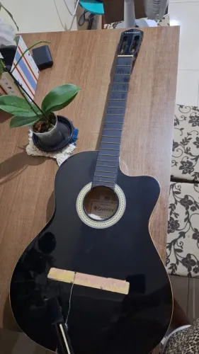 Violão quebrado