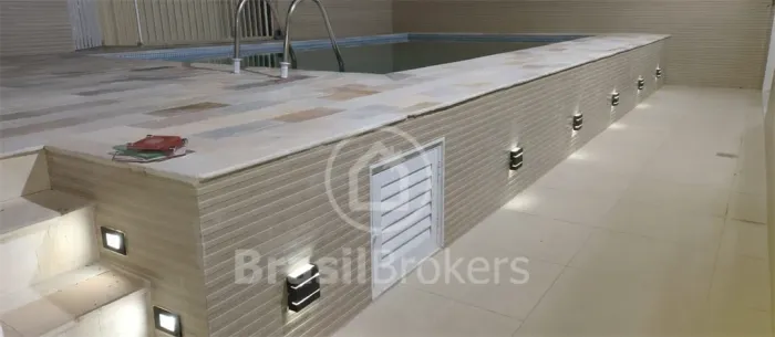 2 Casas com 3 quartos cada + piscina + Quintal.