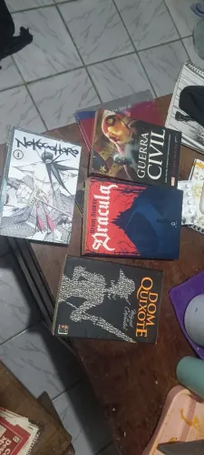 Livros e mangás