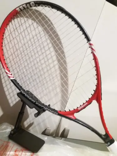 RAQUETE DE TENIS WILSON FEDERER 26 JUNIOR. OVERGRIP NOVO. LINDA