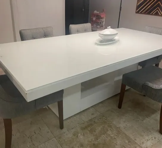 Vendo urgente uma mesa laquianda
