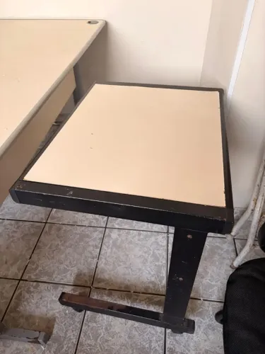 Mesa de Apoio para Escritório (Bege). Tenho dois tipos.