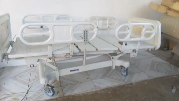 Cama hospitalar elétrica com controle