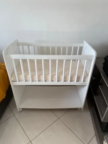 Mini berço com rodinha e colchão e dois lençol