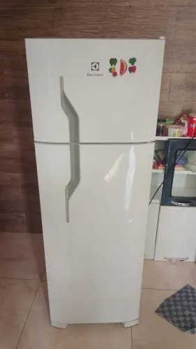Geladeira Eletrolux semi nova 