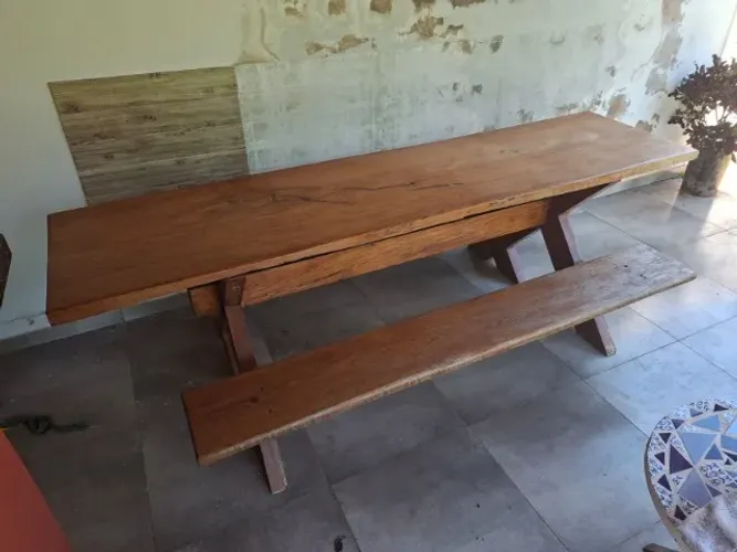Mesa de madeira com dois bancos acoplados (medidas: 2,43 X 0,60)