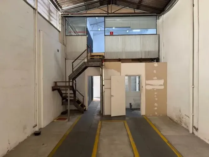 Galpão na Rua Agostinho Cantu, 93 180 m²