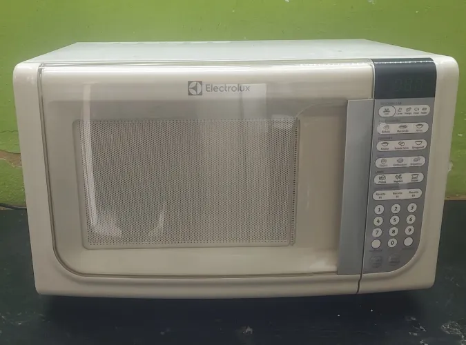 Microondas Eletrolux "31" Litros super conservado