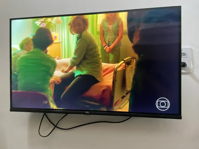 Tv smart 32 polegadas, nova com pouco tempo de uso, acompanha antena e suporte para tv 