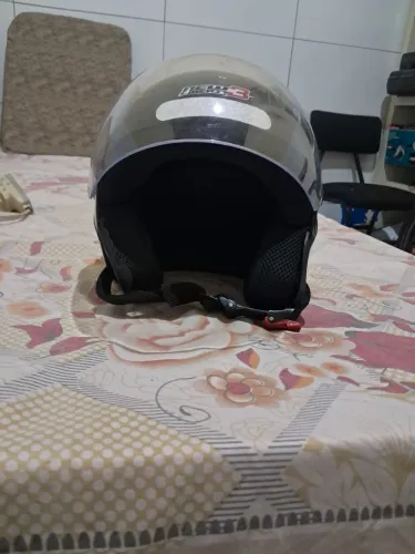 Vendo esse capacete vendendo por 100 reais pra vende mesmo